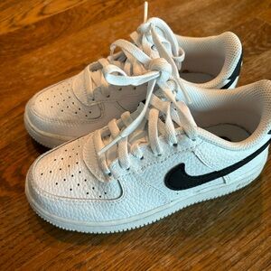 Toddler Boys 11.5 Nike Tie Tennis Shoes- gently used